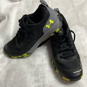 Boys 5.5Y Under Armour Running Shoes